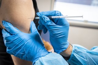 2,7 millions d'enfants de plus n'ont toujours pas été vaccinés ou de façon incomplète en 2023 (archives). KEYSTONE/JEAN-CHRISTOPHE BOTT